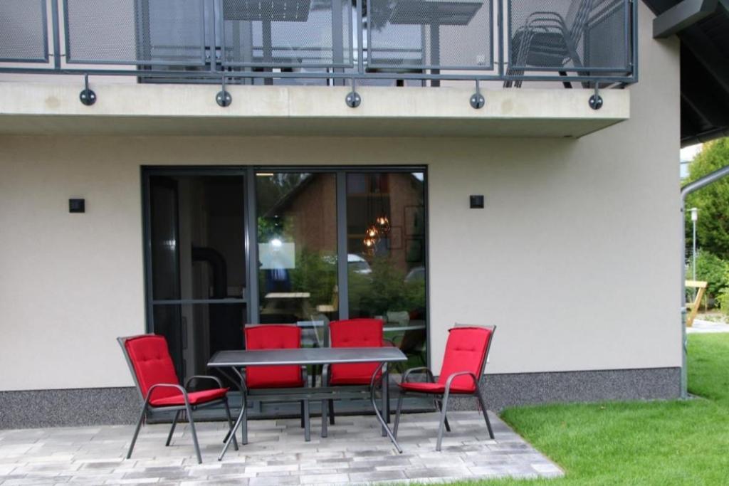 U15 EG - charmante Ferienwohnung am See mit Kamin, Terrasse und Wlan in Röbel an der Müritz Exterior foto