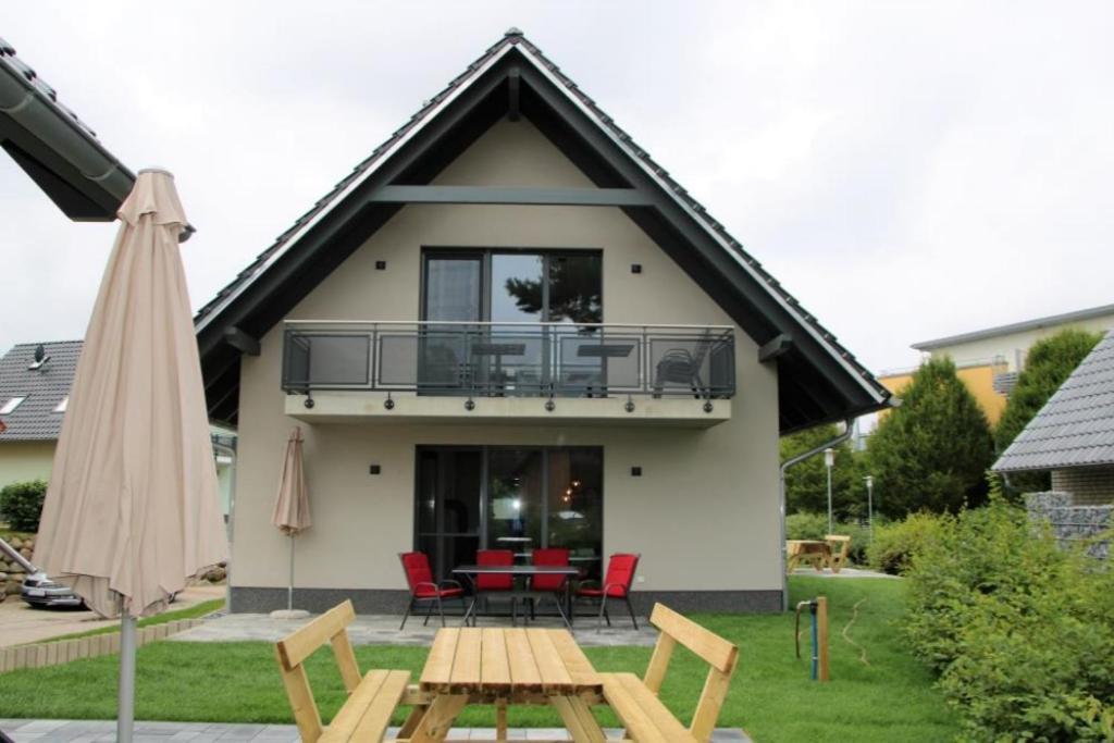 U15 EG - charmante Ferienwohnung am See mit Kamin, Terrasse und Wlan in Röbel an der Müritz Exterior foto