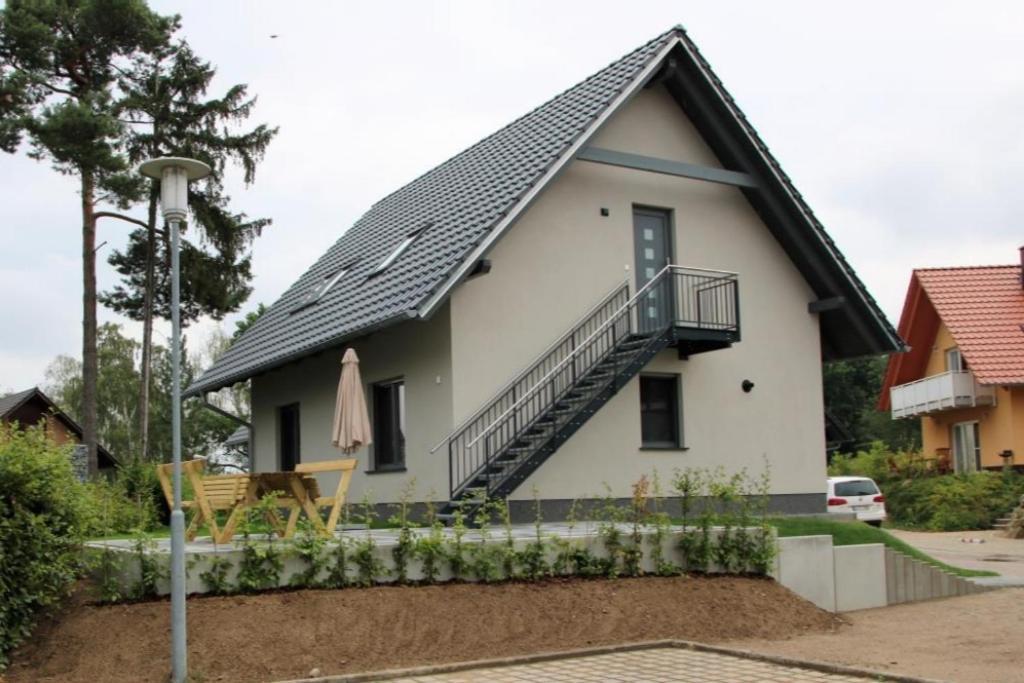 U15 EG - charmante Ferienwohnung am See mit Kamin, Terrasse und Wlan in Röbel an der Müritz Exterior foto